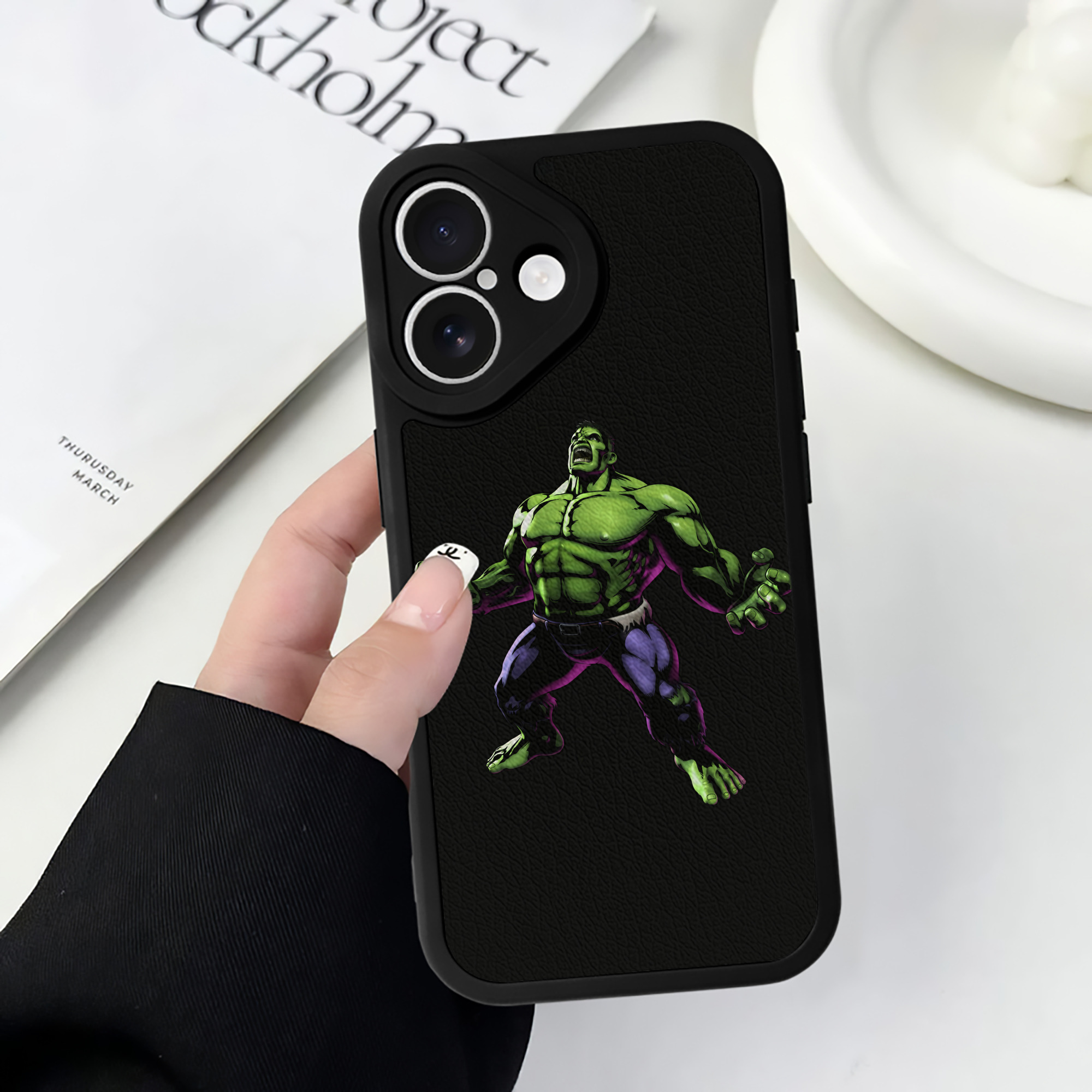 （画像用） アベンジャーズ The Avengers 【iPhone 16シリーズ対応】シリコンスマホケース（レザー調） 材質：シリコン